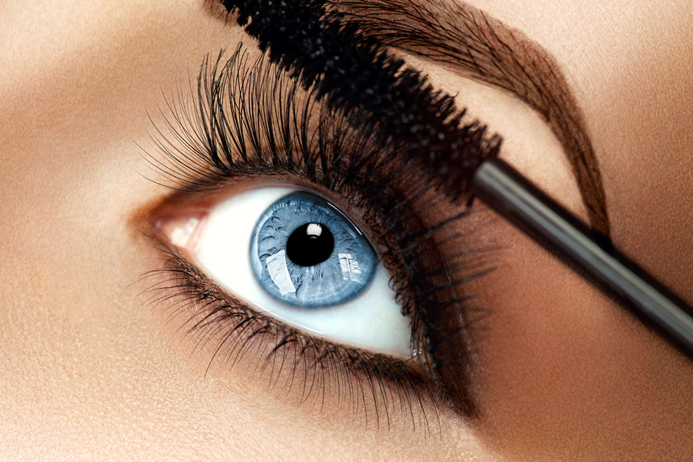 Here’s how you should apply false lashes